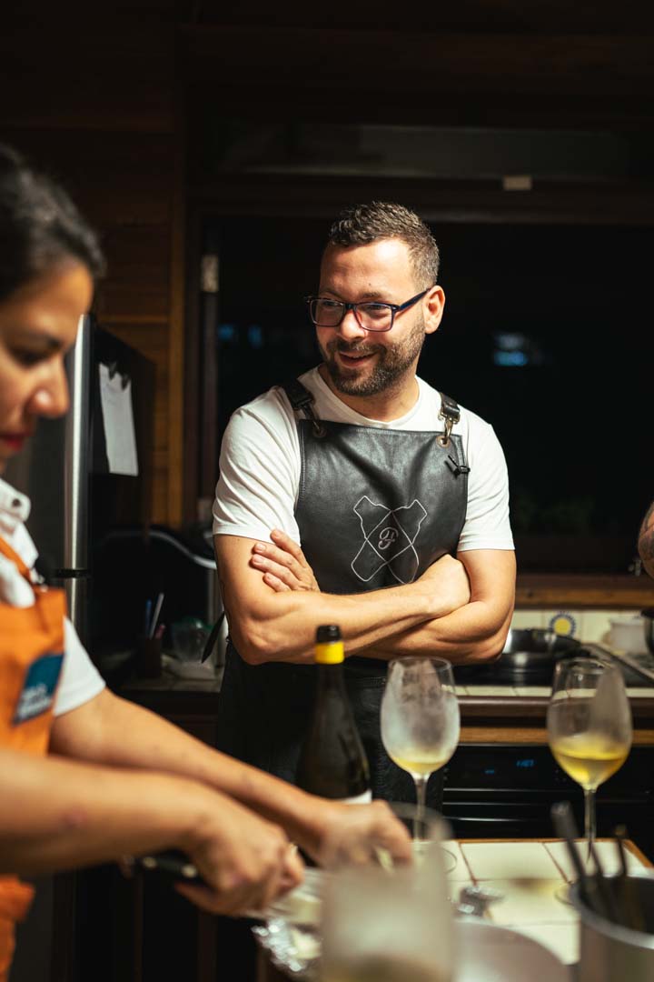 11 de diciembre de 2023, Las Lunas, Caguas Puerto Rico. Evento virutal con la Chef Natalia Vallejo y el Chef Jonathan Melendez. Ambos chefs compartieron una receta para prepararla durante la transmision en vivo. Tambien estuvo el agricultor Fernando Maldonado de Finca Carite 3.0, cuyas cosechas formaron parte del plato de la noche para resaltar la conexion de la tierra y de las recetas. Tambien estuvo el bartender Carlos de la Factoria. Foto por Alberto Bartolomei 2023