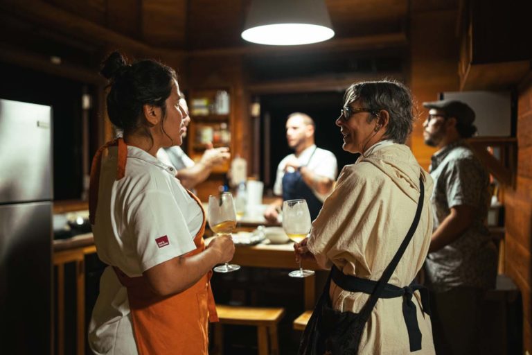 11 de diciembre de 2023, Las Lunas, Caguas Puerto Rico. Evento virutal con la Chef Natalia Vallejo y el Chef Jonathan Melendez. Ambos chefs compartieron una receta para prepararla durante la transmision en vivo. Tambien estuvo el agricultor Fernando Maldonado de Finca Carite 3.0, cuyas cosechas formaron parte del plato de la noche para resaltar la conexion de la tierra y de las recetas. Tambien estuvo el bartender Carlos de la Factoria. Foto por Alberto Bartolomei 2023