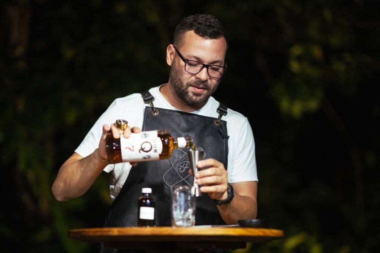 11 de diciembre de 2023, Las Lunas, Caguas Puerto Rico. Evento virutal con la Chef Natalia Vallejo y el Chef Jonathan Melendez. Ambos chefs compartieron una receta para prepararla durante la transmision en vivo. Tambien estuvo el agricultor Fernando Maldonado de Finca Carite 3.0, cuyas cosechas formaron parte del plato de la noche para resaltar la conexion de la tierra y de las recetas. Tambien estuvo el bartender Carlos de la Factoria. Foto por Alberto Bartolomei 2023