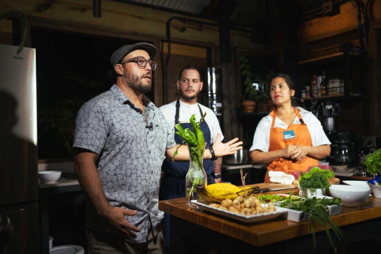 11 de diciembre de 2023, Las Lunas, Caguas Puerto Rico. Evento virutal con la Chef Natalia Vallejo y el Chef Jonathan Melendez. Ambos chefs compartieron una receta para prepararla durante la transmision en vivo. Tambien estuvo el agricultor Fernando Maldonado de Finca Carite 3.0, cuyas cosechas formaron parte del plato de la noche para resaltar la conexion de la tierra y de las recetas. Tambien estuvo el bartender Carlos de la Factoria. Foto por Alberto Bartolomei 2023