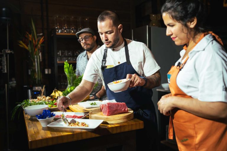 11 de diciembre de 2023, Las Lunas, Caguas Puerto Rico. Evento virutal con la Chef Natalia Vallejo y el Chef Jonathan Melendez. Ambos chefs compartieron una receta para prepararla durante la transmision en vivo. Tambien estuvo el agricultor Fernando Maldonado de Finca Carite 3.0, cuyas cosechas formaron parte del plato de la noche para resaltar la conexion de la tierra y de las recetas. Tambien estuvo el bartender Carlos de la Factoria. Foto por Alberto Bartolomei 2023