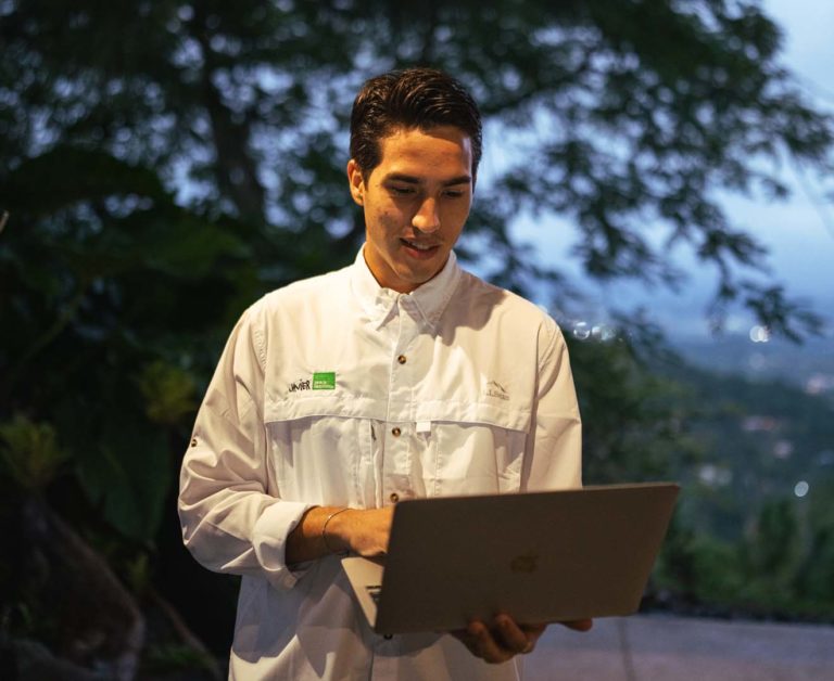 11 de diciembre de 2023, Las Lunas, Caguas Puerto Rico. Evento virutal con la Chef Natalia Vallejo y el Chef Jonathan Melendez. Ambos chefs compartieron una receta para prepararla durante la transmision en vivo. Tambien estuvo el agricultor Fernando Maldonado de Finca Carite 3.0, cuyas cosechas formaron parte del plato de la noche para resaltar la conexion de la tierra y de las recetas. Tambien estuvo el bartender Carlos de la Factoria. Foto por Alberto Bartolomei 2023