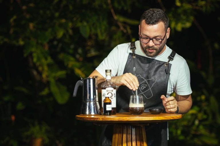 11 de diciembre de 2023, Las Lunas, Caguas Puerto Rico. Evento virutal con la Chef Natalia Vallejo y el Chef Jonathan Melendez. Ambos chefs compartieron una receta para prepararla durante la transmision en vivo. Tambien estuvo el agricultor Fernando Maldonado de Finca Carite 3.0, cuyas cosechas formaron parte del plato de la noche para resaltar la conexion de la tierra y de las recetas. Tambien estuvo el bartender Carlos de la Factoria. Foto por Alberto Bartolomei 2023