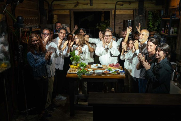 11 de diciembre de 2023, Las Lunas, Caguas Puerto Rico. Evento virutal con la Chef Natalia Vallejo y el Chef Jonathan Melendez. Ambos chefs compartieron una receta para prepararla durante la transmision en vivo. Tambien estuvo el agricultor Fernando Maldonado de Finca Carite 3.0, cuyas cosechas formaron parte del plato de la noche para resaltar la conexion de la tierra y de las recetas. Tambien estuvo el bartender Carlos de la Factoria. Foto por Alberto Bartolomei 2023